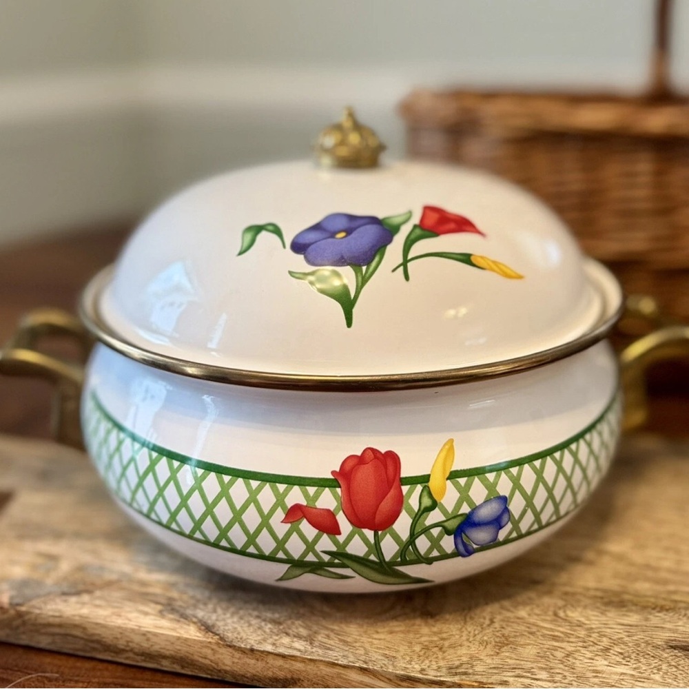 Vintage Regency Club Enamel pot w/brass accents Cottagecore Country. Taiwan MINT